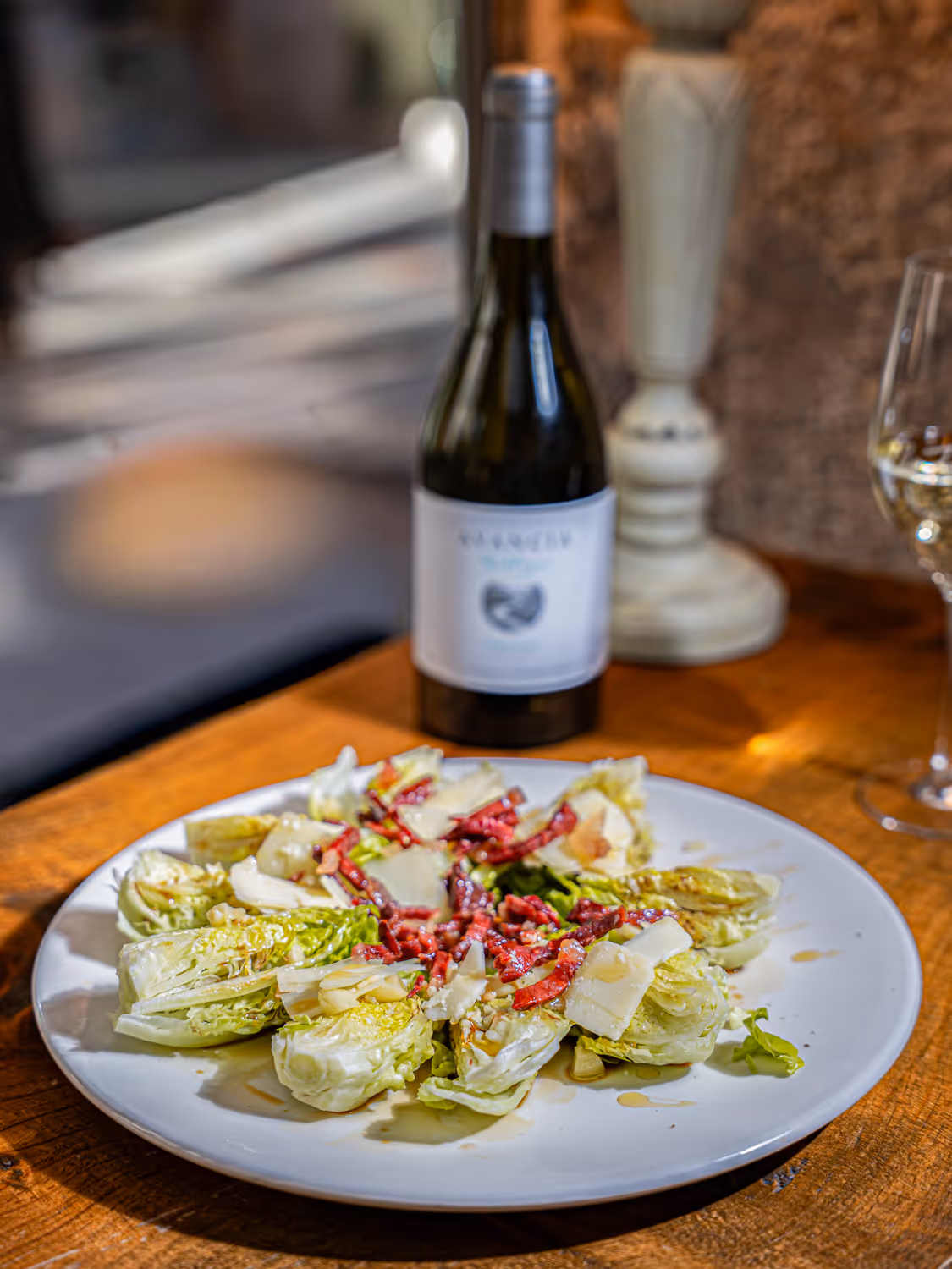 Cogollos con ajos, jamón ibérico de bellota 5J, queso grana padano y miel