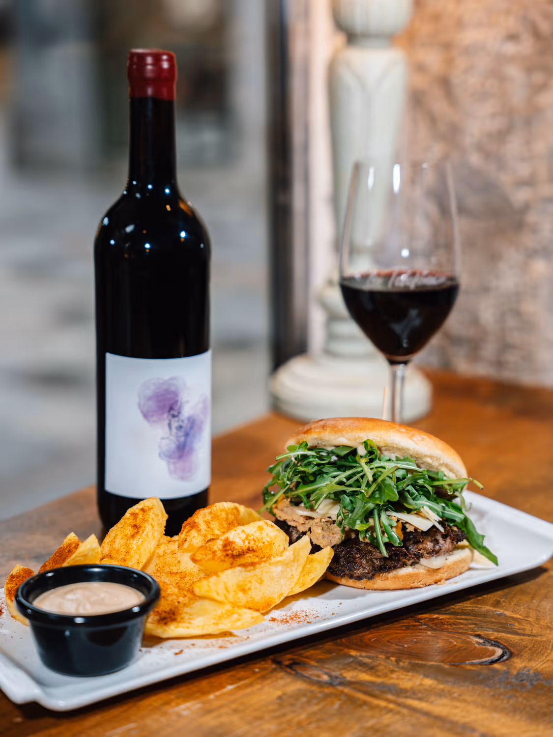 Hamburguesa de cordero deshilachado en pan brioche con rúcula, foie casero y grana padano
