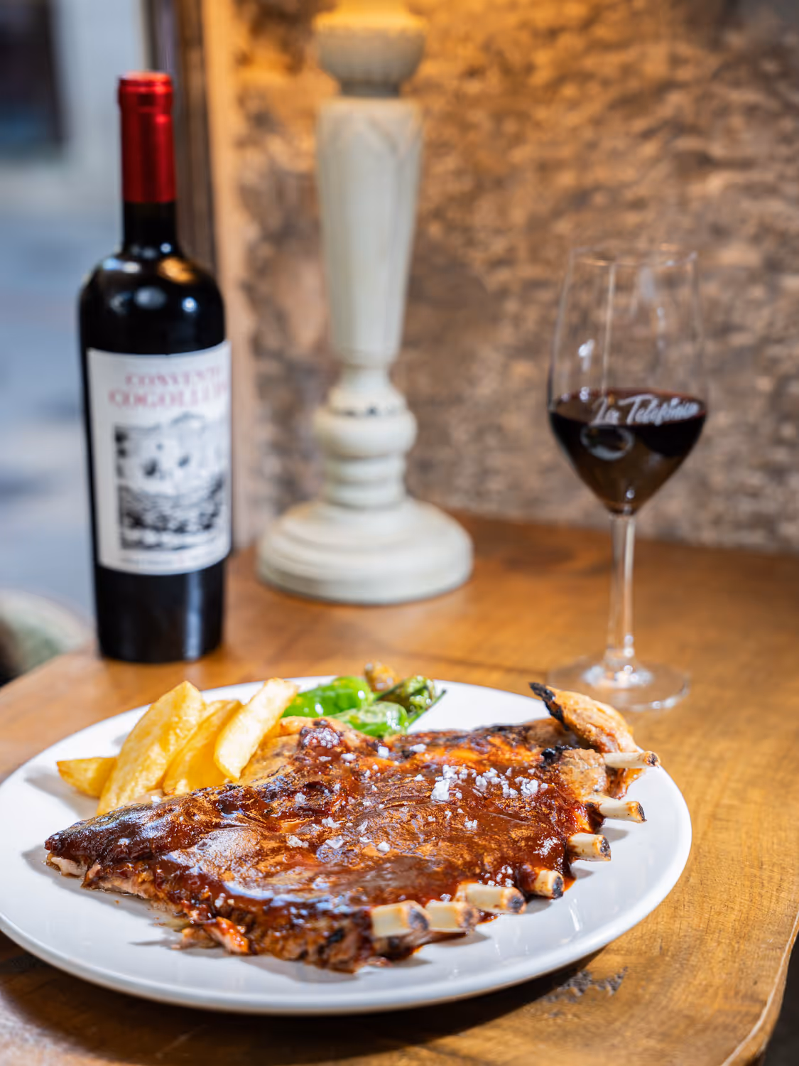 Costilla de cerdo ibérica cocinada a baja temperatura, aderezada con nuestra salsa bourbon al romero