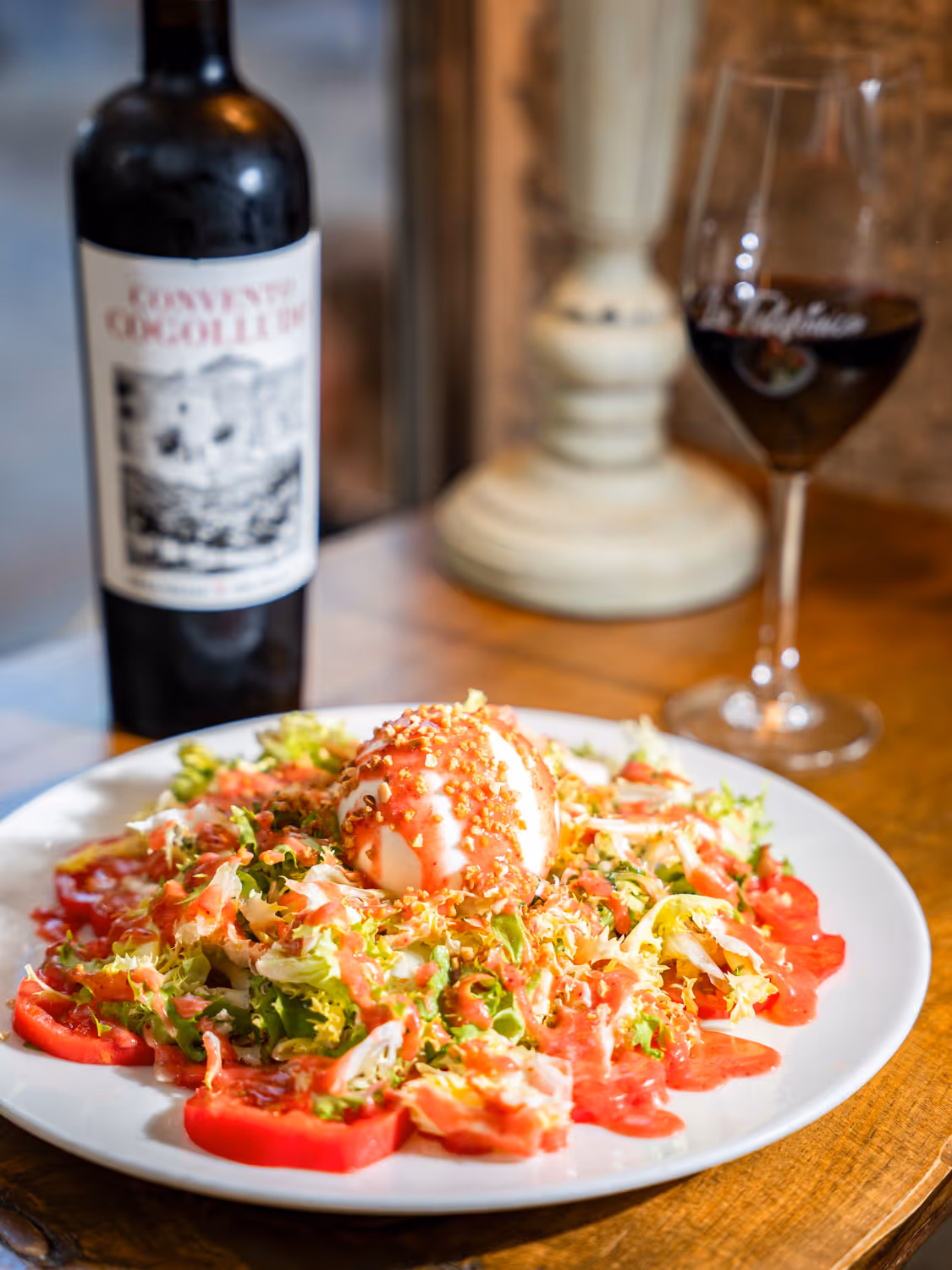 Ensalada de tomate rosa, escarola fresca de mercado, burrata y vinagreta de fresas con almendra garrapiñada