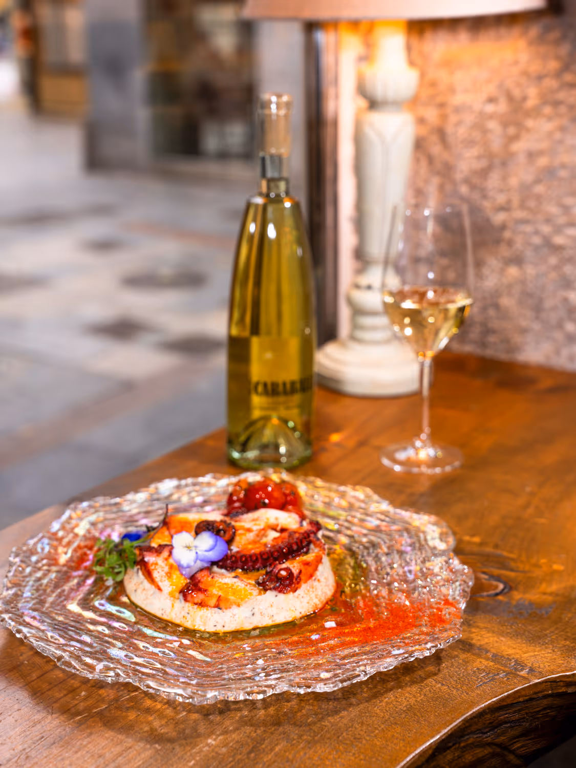 Pata de pulpo a la parrilla sobre parmentier trufada, acompañada de seta shiitake
