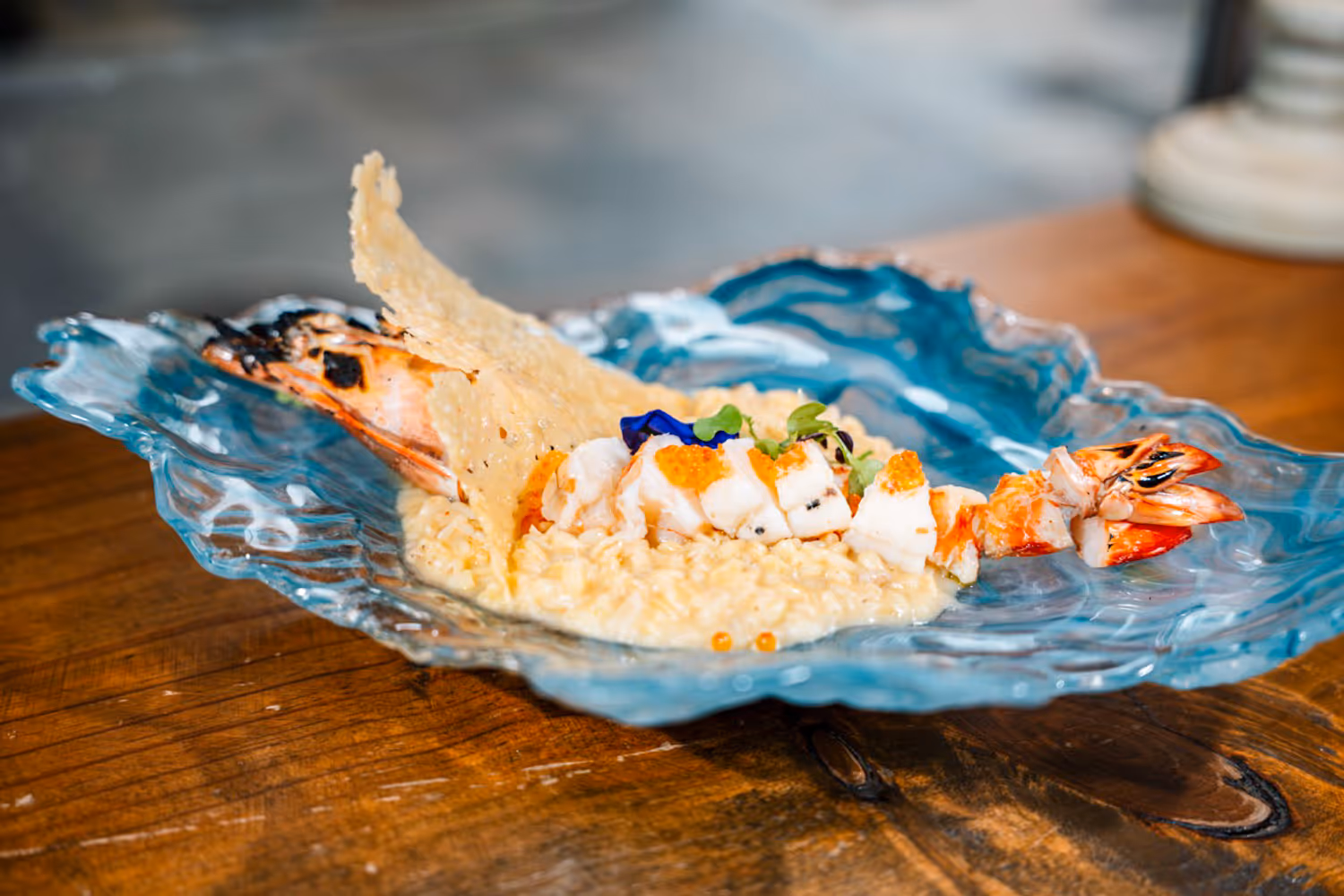 Risotto de blé tendre, gambas, croustillant de parmesan et œufs de poisson